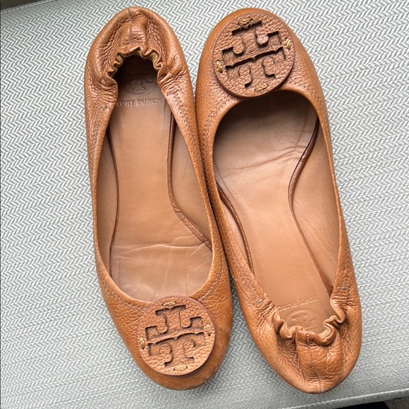 Tory Burch Tan Leather Flats with Medallion Logo - Picture 1 of 9